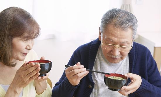 老人的冬季飲食原則 以溫為主吃軟不吃硬