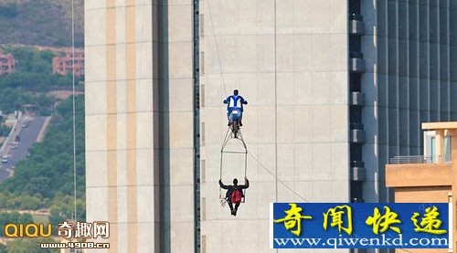 [圖文]摩洛哥男子挑戰(zhàn)高空騎車走鋼索欲創(chuàng)紀(jì)錄 險(xiǎn)象環(huán)生