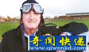 [圖文]英國89歲老翁湯姆·萊吉站機翼飛越英吉利海峽