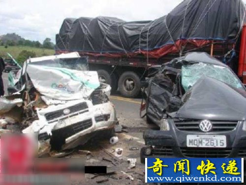 連環(huán)撞車禍:小夫妻遇難被壓死車內(nèi)(組圖)