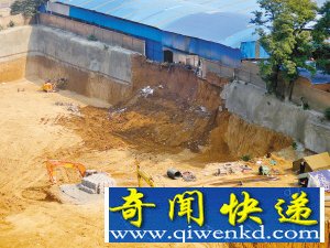 西安女子上廁所時(shí)墜落坑底 因建筑工地坍塌