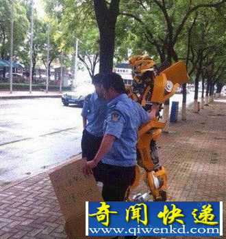 男子模仿大黃蜂求10元路費(fèi)找大哥擎天柱回塞伯坦