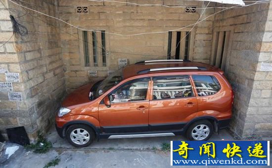 福建晉江現(xiàn)＂停車之神＂ SUV轎車與墻緊貼嚴絲合縫