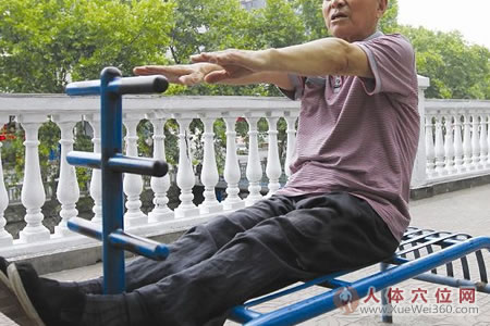 101歲老人每天40個仰臥起坐，老人做仰臥起坐要注意什么